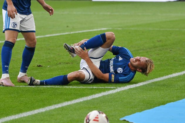 Injury: Timo Becker, FC Schalke 04, September 20, 2026; Soccer, Bundesliga 1, 2026–2027 Season, Matchday 4, FC Schalke 04 vs. SV Elversberg. DFL regulations prohibit any use of photographs as image sequences and or quasi-video. Gelsenkirchen, Veltins Arena, North Rhine-Westphalia, Germany Team2