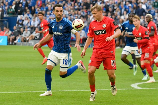 From left: Kenan Karaman (Schalke 19) and Lasse Günther (Elversberg) in a one-on-one battle 21 20 09 2026 ¢ Soccer ¢ FC Schalke 04 vs. SV 07 Elversberg, Veltins Arena, Gelsenkirchen, DFB DFL REGULATIONS PROHIBIT ANY USE OF PHOTOGRAPHS AS IMAGE SEQUENCES AND OR QUASI-VIDEO NRW Germany Copyright: xpepphotox xSaschaxWeizx pep00321, pep_20260920_sw