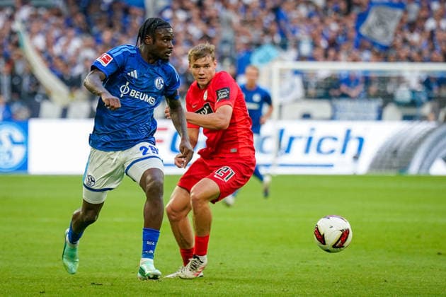 German Bundesliga 2026–2027, Matchday 4: FC Schalke 04 vs. SV Elversberg at Veltins Arena in Gelsenkirchen. Eric Junior and Dina Ebimbe of FC Schalke 04 (29) and Lasse Günther of SV Elversberg (21) in a tackle. Copyright: xJOERANxSTEINSIEKx