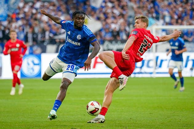 German Bundesliga 2026–2027, Matchday 4: FC Schalke 04 vs. SV Elversberg at Veltins Arena in Gelsenkirchen. Eric Junior and Dina Ebimbe of FC Schalke 04 (29) and Lasse Günther of SV Elversberg (21) in a tackle. Copyright: xJOERANxSTEINSIEKx