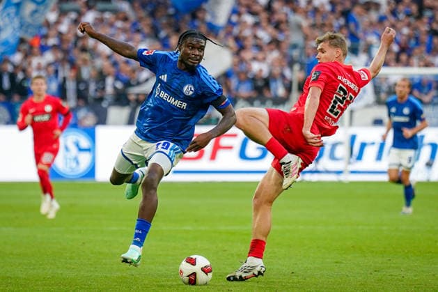 German Bundesliga 2026–2027, Matchday 4: FC Schalke 04 vs. SV Elversberg at Veltins Arena in Gelsenkirchen. Eric Junior and Dina Ebimbe of FC Schalke 04 (29) and Lasse Günther of SV Elversberg (21) in a tackle. Copyright: xJOERANxSTEINSIEKx