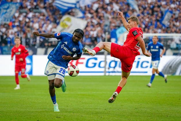 German Bundesliga 2026–2027, Matchday 4: FC Schalke 04 vs. SV Elversberg at Veltins Arena in Gelsenkirchen. Eric Junior and Dina Ebimbe of FC Schalke 04 (29) and Lasse Günther of SV Elversberg (21) in a tackle. Copyright: xJOERANxSTEINSIEKx