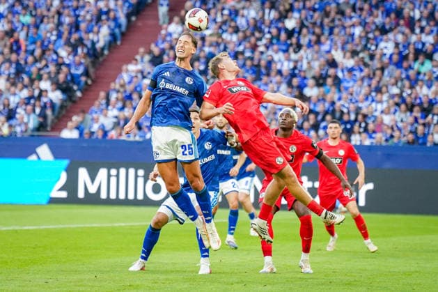 German Bundesliga 2026–2027, Matchday 4: FC Schalke 04 vs. SV Elversberg at Veltins Arena in Gelsenkirchen. Nikola Katic (FC Schalke 04, 25) and Lasse Günther (SV Elversberg, 21) battle for a header. Copyright: xJOERANxSTEINSIEKx
