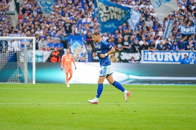 German Bundesliga 2026–2027, Matchday 4: FC Schalke 04 vs. SV Elversberg at Veltins Arena in Gelsenkirchen; Edin Dzeko of FC Schalke 04 (No. 10) leaves the field Copyright: xJOERANxSTEINSIEKx