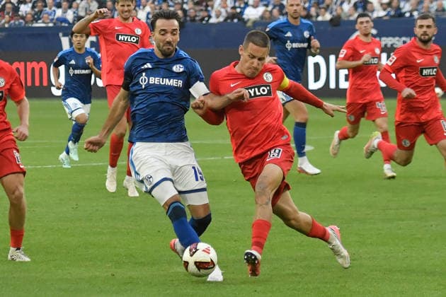 From left: Kenan Karaman (Schalke 19) and Lukas Pinckert (Elversberg 19) in a one-on-one battle, September 9, 2026 ¢ Soccer ¢ FC Schalke 04 vs. SV 07 Elversberg, Veltins Arena, Gelsenkirchen, DFB and DFL regulations prohibit any use of photographs as image sequences and or quasi-video. NRW, Germany Copyright: xpepphotox xSaschaxWeizx pep00321, pep_20260920_sw