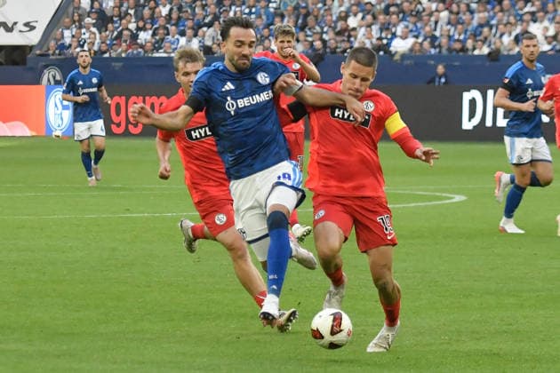 From left: Kenan Karaman (Schalke 19) and Lukas Pinckert (Elversberg 19) in a one-on-one battle, September 9, 2026 ¢ Soccer ¢ FC Schalke 04 vs. SV 07 Elversberg, Veltins Arena, Gelsenkirchen, DFB DFL regulations prohibit any use of photographs as image sequences and or quasi-video NRW Germany Copyright: xpepphotox xSaschaxWeizx pep00321, pep_20260920_sw