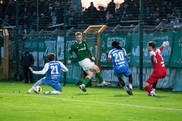 Soccer, Northeast Regional League: BSG Chemie Leipzig vs. Chemnitzer FC, September 20, 2026. Dennis Slamar (21) of Chemnitzer FC blocks a shot by Philipp Kühn (9) of Chemie Leipzig. Soccer, Northeast Regional League, 2026–2027 season, Matchday 10: BSG Chemie Leipzig vs. Chemnitzer FC on September 20, 2026, at Alfred Kunze Sportpark, Leipzig Leutzsch Copyright: xBEAUTIFULxSPORTS JanxKaeferx