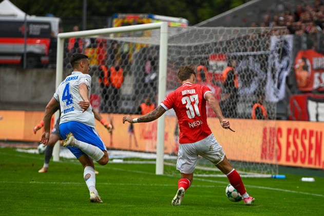 Jannik Hofmann Rot-Weiss Essen vs. FC Hansa Rostock, September 20, 2026; Jannik Hofmann Rot-Weiss Essen (RWE), Rot-Weiss Essen vs. F.C. Hansa Rostock on September 20, 2026, at the Stadion an der Hafenstraße in Essen, North Rhine-Westphalia, Germany (GER). Soccer, Matchday 7 of the 3. Liga 2026–2027 season. Final score: 1–1, in front of 19,000 spectators