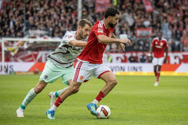 Cottbus, Germany, September 20, 2026, 2nd Bundesliga 2026–2027, Matchday 6: FC Energie Cottbus vs. FC St. Pauli. Pictured, from left, in a tackle: Lars Ritzka (St. Pauli) and Tolcay Cigerci (Energie Cottbus). DFL and DFB regulations prohibit any use of photographs as image sequences and or quasi-video. LEAG Energie Stadium Brandenburg Copyright: xFotostandx xWeilandx