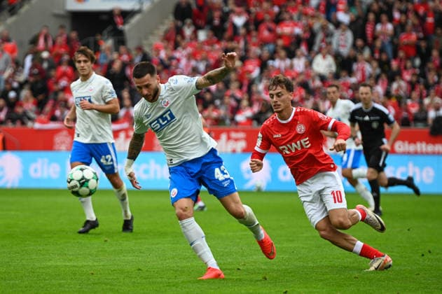 Marvin Obuz in a duel with Leon Dajaku RWE vs. FC Hansa Rostock Marvin Obuz in a duel with Leon Dajaku Rot-Weiss Essen RWE, Rot-Weiss Essen vs. FC Hansa Rostock on September 20, 2026, at the Stadion an der Hafenstraße in Essen, North Rhine-Westphalia, Germany (GER). Soccer, Matchday 7 of the 2026–2027 3. Liga season. Final score: 1–1, in front of 19,000 spectators
