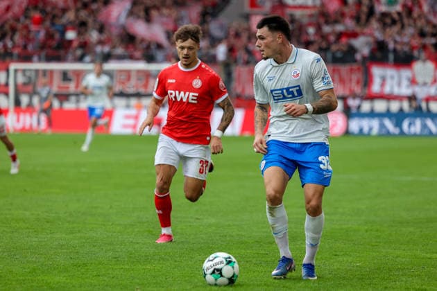 Niklas Kölle, F.C. Hansa Rostock; Niklas Kölle, 32, FCH, sprinting with the ball against Rot-Weiss Essen (RWE), Rot-Weiss Essen vs. F.C. Hansa Rostock on September 20, 2026, at the Stadion an der Hafenstraße in Essen, North Rhine-Westphalia, Germany (GER). Soccer, Matchday 7 of the 3. Liga 2026–2027 season. Final score: 1–1, in front of 19,000 spectators