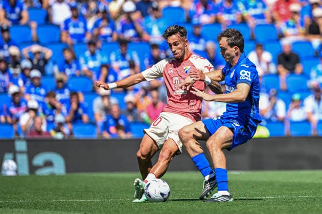 Getafe CF v Malaga CF - LaLiga EA Sports 2026 27 David Larrubia of Malaga defends against a player of Getafe during the LaLiga regular season Round 7 match against Getafe at the Coliseum in Getafe, Madrid, Spain, on September 20, 2026. Getafe Madrid Spain  Copyright: xShengxChengx originalFilename:cheng-laliga7g260920_npI4x.jpg