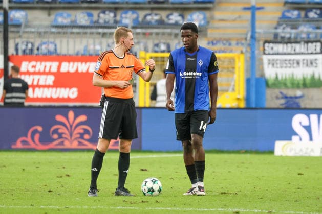 Olu Ogbemudia, SV Waldhof Mannheim, 14, with Ben Henry Uhrig as referee; Soccer 3rd Division, Matchday 7, SV Waldhof Mannheim vs. SC Preußen Münster on September 20, 2026, at Carl Benz Stadium in Mannheim, Germany, 2026; Franz Reindel; Mannheim; Carl Benz Stadium; Germany Copyright: xFranzxReindelx