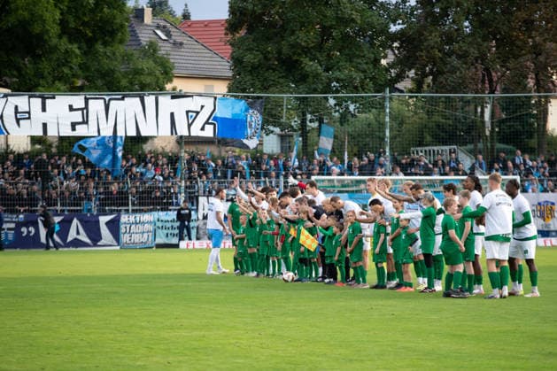 Soccer, Northeast Regional League: BSG Chemie Leipzig vs. Chemnitzer FC, September 20, 2026. Both teams entered the field with ball girls and waved to the crowd. Soccer, Northeast Regional League, 2026–2027 season, Matchday 10: BSG Chemie Leipzig vs. Chemnitzer FC on September 20, 2026, at Alfred Kunze Sportpark, Leipzig-Leutzsch Copyright: xBEAUTIFULxSPORTS JanxKaeferx