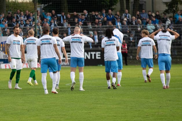 Soccer, Northeast Regional League: BSG Chemie Leipzig vs. Chemnitzer FC, September 20, 2026. Once again on this match day, the motto is IMPLEMENT THE COMPASS MODEL —a protest for regional league reform. Soccer, Northeast Regional League, 2026–2027 season, Matchday 10: BSG Chemie Leipzig vs. Chemnitzer FC on September 20, 2026, at Alfred Kunze Sportpark, Leipzig-Leutzsch Copyright: xBEAUTIFULxSPORTS JanxKaeferx