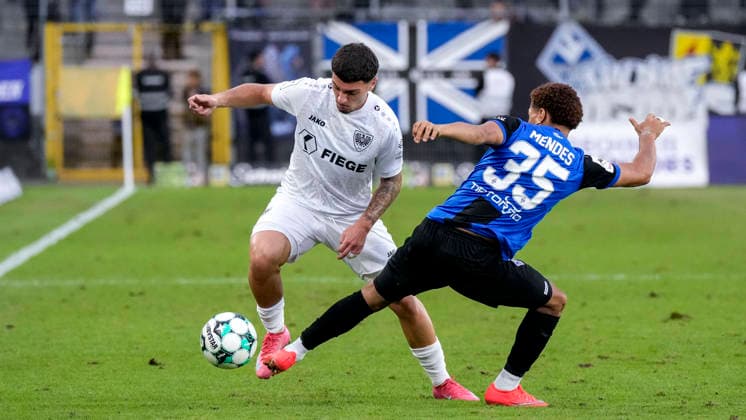 From left: Leon Tasov (Münster), 29; Djayson Eduardo Cardoso Mendes (SV Waldhof), 35; tackle, game scene, duel, tackle, tackling, dynamic, action, 20 09 2026, Mannheim, Germany, soccer, 3rd League, SV Waldhof Mannheim vs. SC Preußen Münster, DFB and DFL regulations prohibit any use of photographs as image sequences and or quasi-video xozx