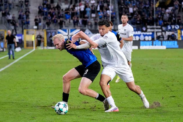 From left: Julian Rieckmann (SV Waldhof), 21; Montell Ndikom (Münster), 28; tackle, game scene, duel, tackle, tackling, dynamism, action, 20 09 2026, Mannheim, Germany, soccer, 3rd Division, SV Waldhof Mannheim vs. SC Preußen Münster, DFB and DFL regulations prohibit any use of photographs as image sequences and or quasi-video xozx