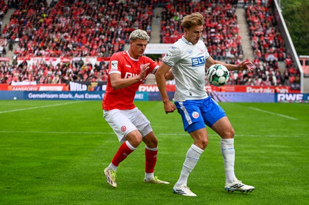 Marek Janssen, Florian Carstens, Rot-Weiss Essen vs. FC Hansa Rostock, September 20, 2026; Marek Janssen (20, RWE) goes head-to-head with Florian Carstens (17, FCH); Rot-Weiss Essen (RWE), Rot-Weiss Essen vs. F.C. Hansa Rostock on September 20, 2026, at the Stadion an der Hafenstraße in Essen, North Rhine-Westphalia, Germany (GER). Soccer, Matchday 7 of the 3. Liga 2026–2027 season. Final score: 1–1, in front of 19,000 spectators