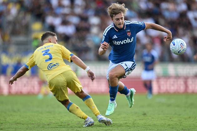 Frosinone Calcio v Como 1907 - Serie A 2026 27 Gabriele Calvani of Frosinone Calcio and Jesus Rodriguez of Como 1907 are in action during the matchday 5 of the Serie A Championship between Frosinone Calcio and Como 1907, at the Benito Stirpe Stadium in Frosinone, Italy, on September 20, 2026. Frosinone Italy Italy  Copyright: xDomenicoxCippitellix originalFilename:cippitelli-frosinon260920_npasY.jpg