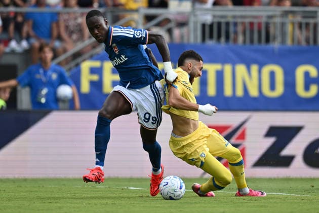 Frosinone Calcio v Como 1907 - Serie A 2026 27 Trevoh Chalobah of Como 1907 and Fares Ghedjemis of Frosinone Calcio are in action during the matchday 5 of the Serie A Championship between Frosinone Calcio and Como 1907, at the Benito Stirpe Stadium in Frosinone, Italy, on September 20, 2026. Frosinone Italy Italy  Copyright: xDomenicoxCippitellix originalFilename:cippitelli-frosinon260920_npEeq.jpg