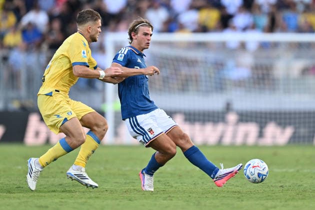 Frosinone Calcio v Como 1907 - Serie A 2026 27 Gabriele Calvani of Frosinone Calcio and Nico Paz of Como 1907 are in action during the matchday 5 of the Serie A Championship between Frosinone Calcio and Como 1907, at the Benito Stirpe Stadium in Frosinone, Italy, on September 20, 2026. Frosinone Italy Italy  Copyright: xDomenicoxCippitellix originalFilename:cippitelli-frosinon260920_npGFe.jpg