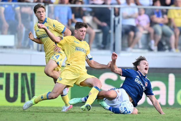 Frosinone Calcio v Como 1907 - Serie A 2026 27 Gabriele Bracaglia of Frosinone Calcio and Jesus Rodriguez of Como 1907 are in action during the matchday 5 of the Serie A Championship between Frosinone Calcio and Como 1907, at the Benito Stirpe Stadium in Frosinone, Italy, on September 20, 2026. Frosinone Italy Italy  Copyright: xDomenicoxCippitellix originalFilename:cippitelli-frosinon260920_npsfP.jpg