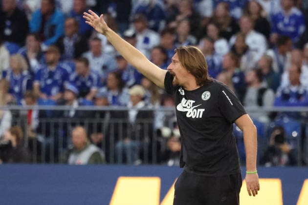September 20, 2026, xrekx, Soccer 1 Bundesliga, FC Schalke 04 vs. SV Elversberg: Vincent Wagner, coach of SV 07 Elversberg, gives instructions, gesticulates with his arms, gesticulates DFL DFB REGULATIONS PROHIBIT ANY USE OF PHOTOGRAPHS as IMAGE SEQUENCES and or QUASI-VIDEO Gelsenkirchen