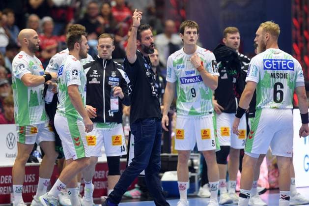 Bennet Wiegert, Coach, SC Magdeburg M; Oskar Vind Rasmussen, SC Magdeburg 9; Matthias Musche, SC Magdeburg 6 (red card during a timeout); GER, MT Melsungen vs. SC Magdeburg, Handball, 1st Bundesliga, Matchday 5, 2026–2027 season, September 20, 2026, GER, MT Melsungen vs. SC Magdeburg, Handball, 1st Bundesliga, Matchday 5, 2026–2027 season, September 20, 2026, Kassel Copyright: xEibner-Pressefotox xRolandxSippelx EP_RSL