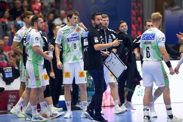 Bennet Wiegert, coach, SC Magdeburg M; Oskar Vind Rasmussen, SC Magdeburg 9; Matthias Musche, SC Magdeburg 6, during a timeout; GER, MT Melsungen vs. SC Magdeburg, handball, 1st Bundesliga, Matchday 5, 2026–2027 season, September 20, 2026, GER, MT Melsungen vs. SC Magdeburg, Handball, 1st Bundesliga, Matchday 5, 2026–2027 season, September 20, 2026, Kassel Copyright: xEibner-Pressefotox xRolandxSippelx EP_RSL