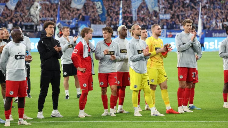 September 20, 2026, xrekx, Soccer, Bundesliga 1, FC Schalke 04 vs. SV Elversberg – SV Elversberg team in front of the visitors section. DFL and DFB regulations prohibit any use of photographs as image sequences and or quasi-video. Gelsenkirchen