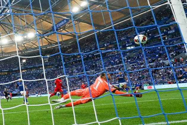 Gelsenkirchen, Germany, September 26, 2020, Loris Karius of FC Schalke 04 controls the ball during the Bundesliga match between FC Schalke 04 and SV Elversberg at the Veltins Arena in Gelsenkirchen. Photo by Joachim Bywaletz. DFB and DFL regulations prohibit any use of photographs as imSEQUENCES AND OR QUASI-VIDEO Copyright: JoachimxBywaletz xJB-Sportfoto