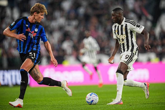 Atalanta s Thomas Kristensen fights for the ball with Juventus s Randal Kolo Muani during the Serie A soccer match between Juventus and Atalanta at the Allianz Stadium in Turin, north west Italy - Sunday, September 20, 2026. - Soccer .  Copyright: xMarcoxAlpozzi LaPressex
