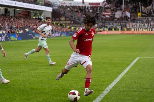 September 20, 2026: Energie Cottbus vs. FC St. Pauli, Matchday 6 of the 2. Bundesliga at the LEAG Energie Stadium; Lucas Copado of Energie Cottbus takes a cross, 9 IMPORTANT NOTICE: In accordance with DFL and DFB regulations, it is prohibited to use or allow the use of photographs taken in the stadium and or during the game in the form of sequential images and or video-like photo series. Copyright: xJamesxZabelx