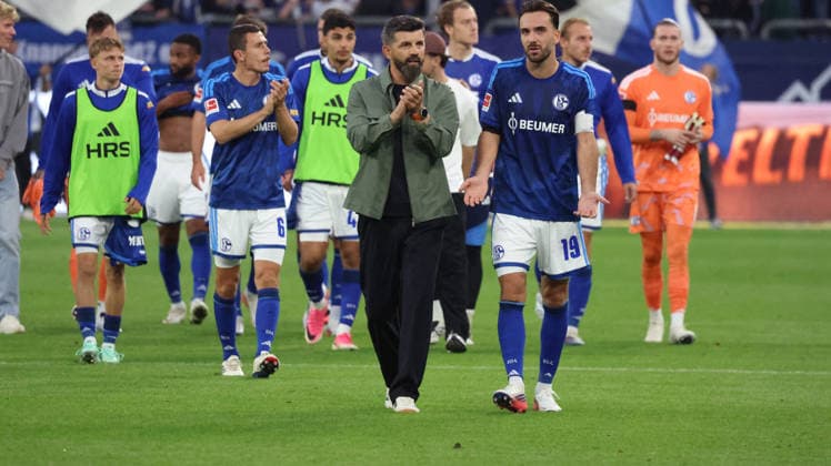 September 20, 2026, xrekx, Soccer, Bundesliga 1, FC Schalke 04 vs. SV Elversberg: The Schalke team thanks the fans, the player thanks the fans for their support Miron Muslic, Coach, FC Schalke 04; Kenan Karaman, FC Schalke 04; DFL; DFB. REGULATIONS PROHIBIT ANY USE OF PHOTOGRAPHS AS IMAGE SEQUENCES AND OR QUASI-VIDEO. Gelsenkirchen