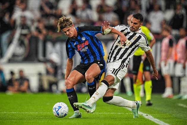 Atalanta s Charles De Ketelaere fights for the ball with Juventus s Mehmet Celik during the Serie A soccer match between Juventus and Atalanta at the Allianz Stadium in Turin, north west Italy - Sunday, September 20, 2026. - Soccer .  Copyright: xMarcoxAlpozzi LaPressex