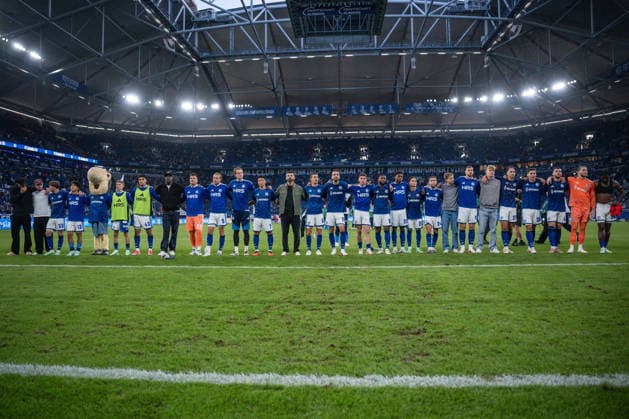 September 20, 2026, Soccer, 2026–2027 Season, Bundesliga, FC Schalke 04 vs. SV Elversberg, FC Schalke 04 players head toward the fans, xRHR PHOTO YYx Copyright: KROEGER RHR-FOTOx RHR-FOTO YY