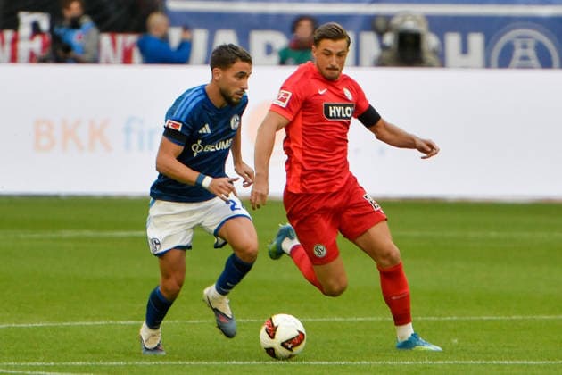 From left: Adil Aouchiche (Schalke 24) and Lukas Petkov (Elversberg) in a one-on-one battle 25 20 09 2026 ¢ Soccer ¢ FC Schalke 04 vs. SV 07 Elversberg, Veltins Arena, Gelsenkirchen, DFB DFL regulations prohibit any use of photographs as image sequences and or quasi-video NRW Germany Copyright: xpepphotox xSaschaxWeizx pep00321, pep_20260920_sw