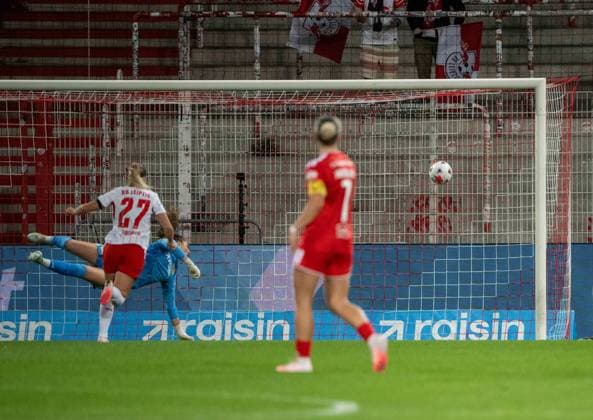 Soccer, Women, 2026–2027 Season, Google Pixel Women s Bundesliga, Matchday 5, 1 FC Union Berlin vs. RB Leipzig; from left: Alieke Tuin (not pictured); RB Leipzig scores the 1–1 goal against goalkeeper Nadine Böhi (1 FC Union); No. 27 Therese Simonsson (RB Leipzig); September 20, 2026, Copyright: xMatthiasxKochx