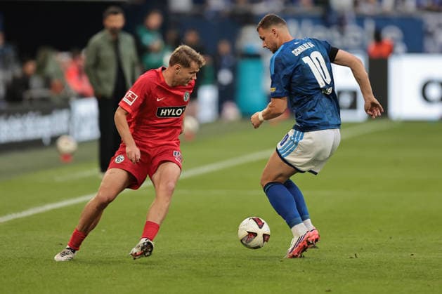 Lasse Günther (SV 07 Elversberg) and Edin Dzeko (FC Schalke 04) during the 2026–27 Bundesliga Season match between FC Schalke 04 and SV Elversberg. Copyright Thomas Pakusch Copyright: Thomas Pakusch