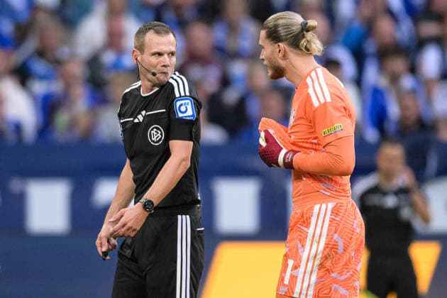 Soccer, Bundesliga 1, 20260920, FC Schalke 04 vs. SC 07 Elversberg. Pictured, from left: Referee Robin BRAUN and goalkeeper Loris KARIUS. Schalke, 1, Gelsenkirchen, Veltins Arena, North Rhine-Westphalia, Germany Copyright: Passion2Press MarkusxFischerx