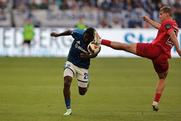 Junior Dina Ebimbe of FC Schalke 04 and Lasse Günther of SV 07 Elversberg during a match in the 2026–27 1. Bundesliga season: FC Schalke 04 vs. SV Elversberg. Copyright Thomas Pakusch Copyright: Thomas Pakusch
