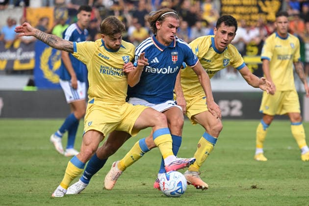 IPA88769028 - Romano Schmid of Frosinone, Nico Paz of Como, and Patrizio Masini of Frosinone during the 2026–2027 Serie A match between Frosinone and Como at Benito Stirpe Stadium in Frosinone, Italy, on September 20, 2026. Mattia Vian  Copyright: xMattiaxVian IPAxSportx xx IPA88769028