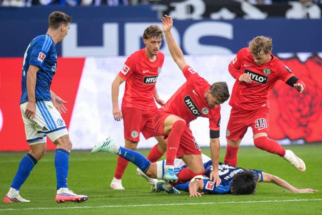 Soccer, Bundesliga 1, 20260920, FC Schalke 04 vs. SC 07 Elversberg Pictured, from left: Lukas PETKOV (Elversberg, 25), Satoshi TANAKA (Schalke, 13), and Cole CAMPBELL (Elversberg, 39) Gelsenkirchen, Veltins Arena, North Rhine-Westphalia, Germany Copyright: Passion2Press MarkusxFischerx