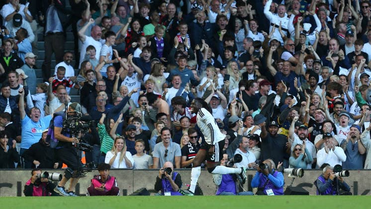 VLONDON, ENGLAND - SEPTEMBER 20: GOAL 1-0. Calvin Bassey of Fulham celebrates after own goal is scored by Lisandro Martínez of Manchester United, ManU during the Premier League match between Fulham and Manchester United at Craven Cottage on September 20, 2026 in London, England.  Copyright: xJayxPatel SPPx Sportspressphoto_SPR236258