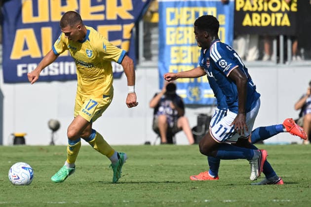 IPA88769004 - Giorgi Kvernadze of Frosinone and Assane Diao of Como during the 2026–2027 Serie A match between Frosinone and Como at Benito Stirpe Stadium in Frosinone, Italy, on September 20, 2026. Mattia Vian  Copyright: xMattiaxVian IPAxSportx xx IPA88769004