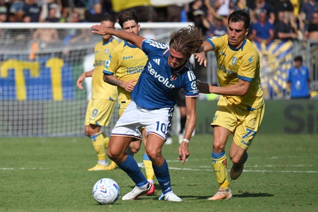 IPA88769050 - Nico Paz of Como and Patrizio Masini of Frosinone during the 2026–2027 Serie A match between Frosinone and Como at Benito Stirpe Stadium in Frosinone, Italy, on September 20, 2026. Mattia Vian  Copyright: xMattiaxVian IPAxSportx xx IPA88769050