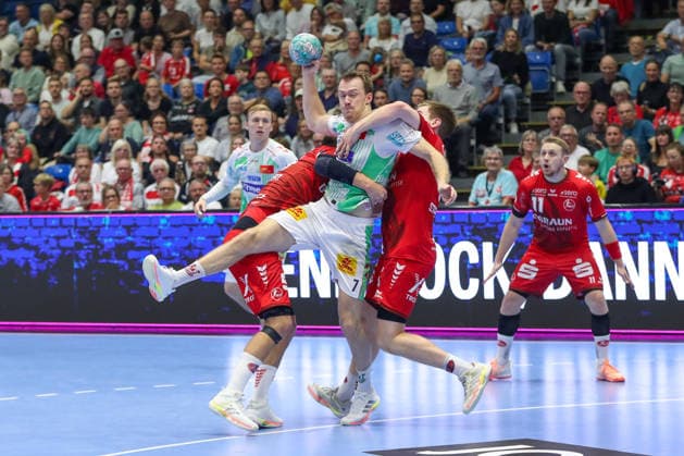 September 20, 2026, xgox, Handball, Opel HBL, MT Melsungen vs. SC Magdeburg, emspor, from left: Olle Forsell, Schefvert (Melsungen), 25, Felix Claar (Magdeburg), 7, Reynir Thor Stefansson (Melsungen), 19; duel, battle, tackle, Kassel