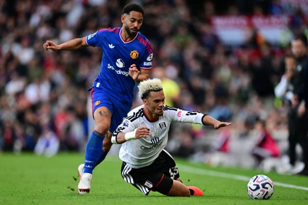 Fulham v Manchester United, ManU Premier League Fulham midfielder Antonee Robinson (33) falls under a challenge from Manchester United forward Matheus Cunha (10) during the Premier League match between Fulham and Manchester United at Craven Cottage, London, UK on 20 September 2026. London Craven Cottage Greater London UK Editorial use only DataCo restrictions apply See www.football-dataco.com , Copyright: xDennisxGoodwinx PSI-24932-0078