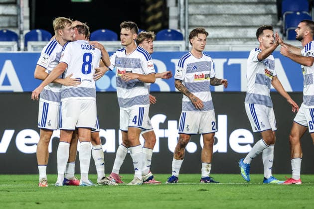 Sports, Soccer, 3rd Division, 2026–2027 Season, Matchday 7: SV Wehen Wiesbaden vs. MSV Duisburg, September 20, 2026, BRITA Arena: MSV Duisburg celebrates after Dominik Kother scores the 1–0 goal for MSV Duisburg; 11 players celebrate in Wiesbaden at the BRITA Arena in Hesse, Germany