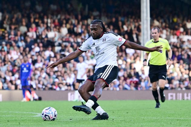 Fulham v Manchester United, ManU Premier League Fulham forward Alex Iwobi (17) takes a shot at goal during the Premier League match between Fulham and Manchester United at Craven Cottage, London, UK on 20 September 2026. London Craven Cottage Greater London UK Editorial use only DataCo restrictions apply See www.football-dataco.com , Copyright: xDennisxGoodwinx PSI-24932-0084